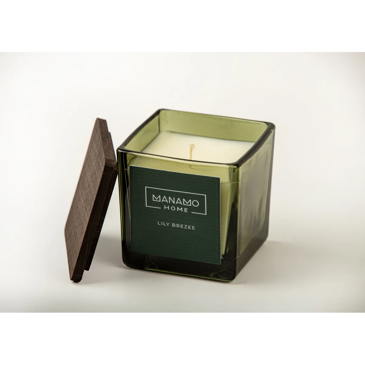 Manamo Lily Brezee  Scented Candle With Wooden Lid  Green 270 gr